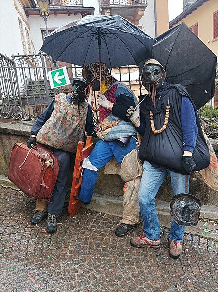 Riccardo Peduzzi, Carnevale di Schignano, in provincia di Como, Italia. Maschere lignee tradizionali posano per le vie del paese.